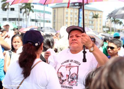 Fieles católicos participan del Vía Crucis de Semana Santa en Managua