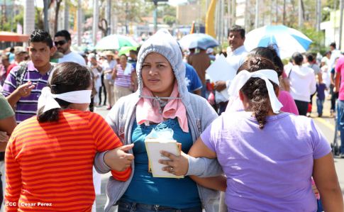 Fieles católicos participan del Vía Crucis de Semana Santa en Managua