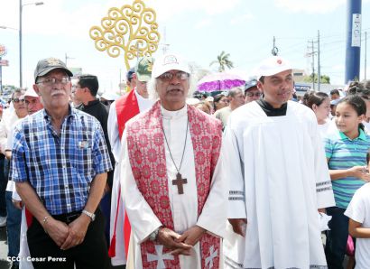 Fieles católicos participan del Vía Crucis de Semana Santa en Managua