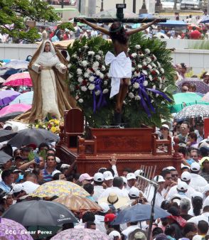 Fieles católicos participan del Vía Crucis de Semana Santa en Managua