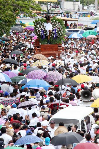 Fieles católicos participan del Vía Crucis de Semana Santa en Managua