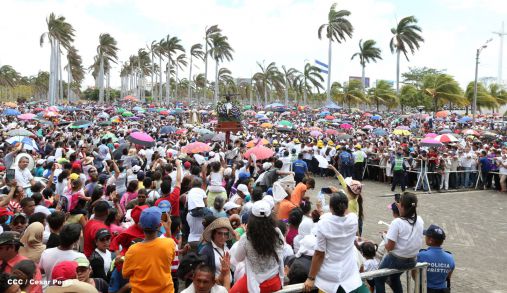 Fieles católicos participan del Vía Crucis de Semana Santa en Managua