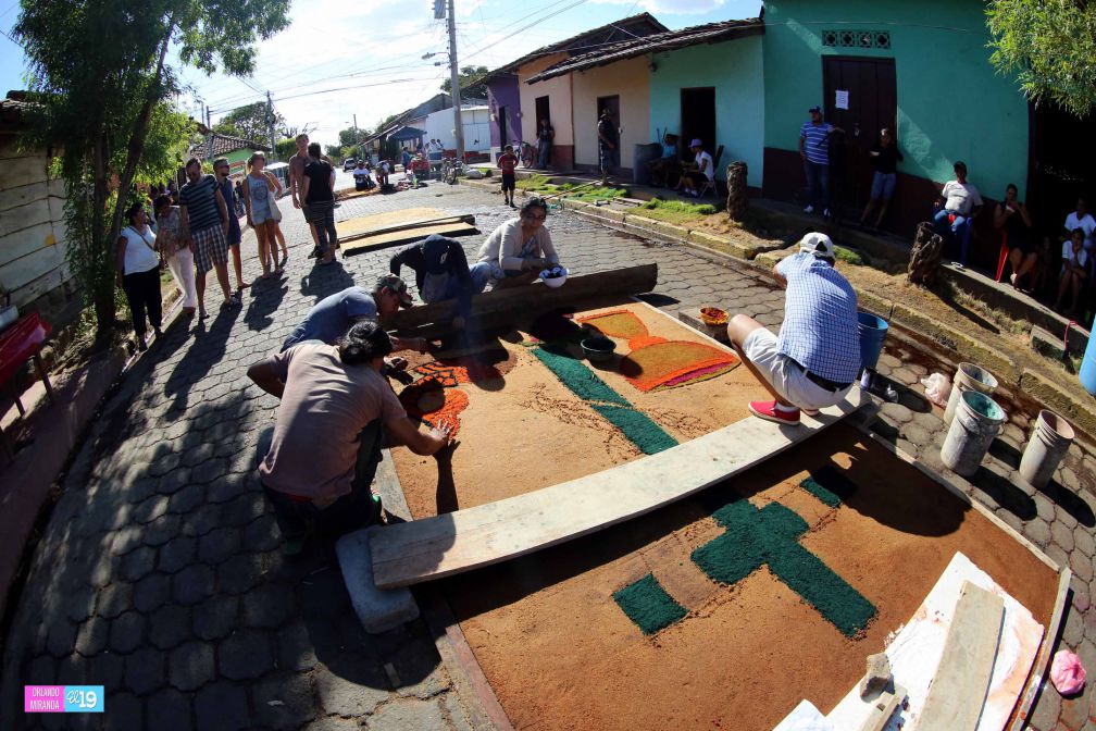 Leoneses viven con fe tradición de las Alfombras Pasionarias y el Santo Entierro
