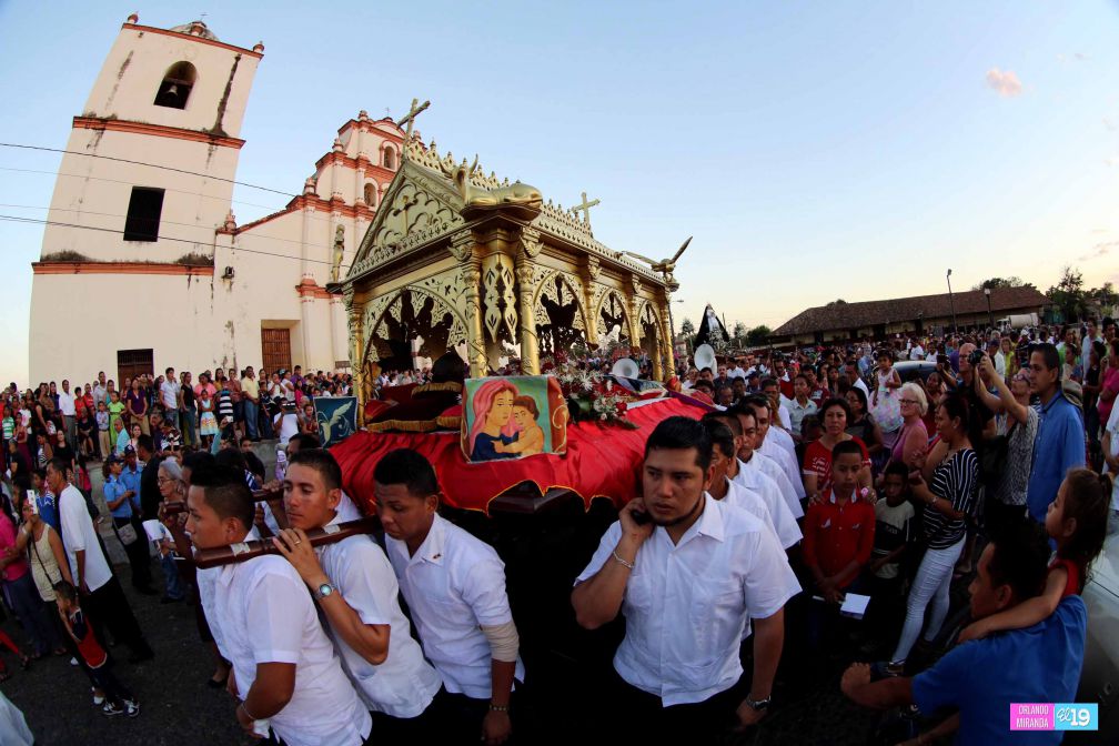 Leoneses viven con fe tradición de las Alfombras Pasionarias y el Santo Entierro