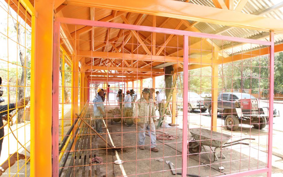 Avanza en Managua construcción de modernas paradas de buses
