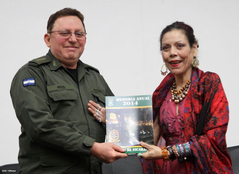 Presidente Daniel y Compañera Rosario reciben Memoria Anual 2014 del Ejército de Nicaragua