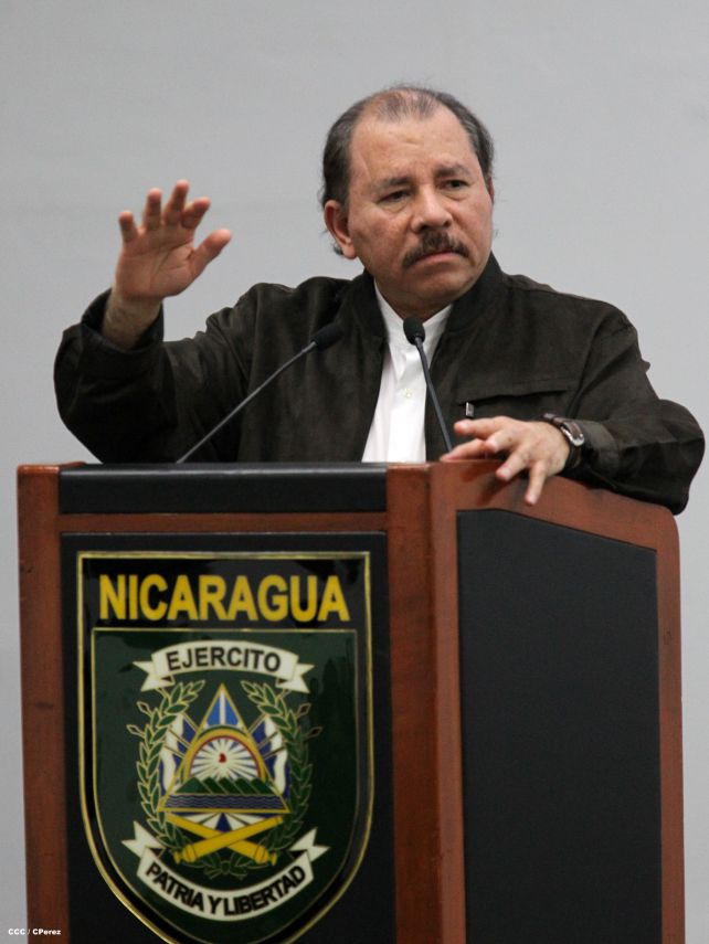 Presidente Daniel y Compañera Rosario reciben Memoria Anual 2014 del Ejército de Nicaragua