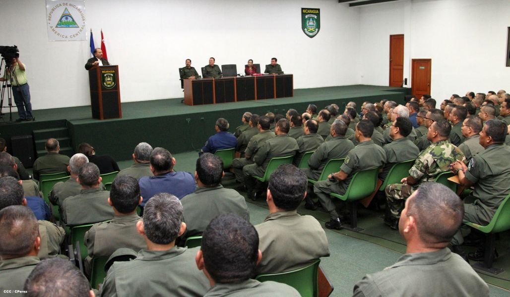 Presidente Daniel y Compañera Rosario reciben Memoria Anual 2014 del Ejército de Nicaragua