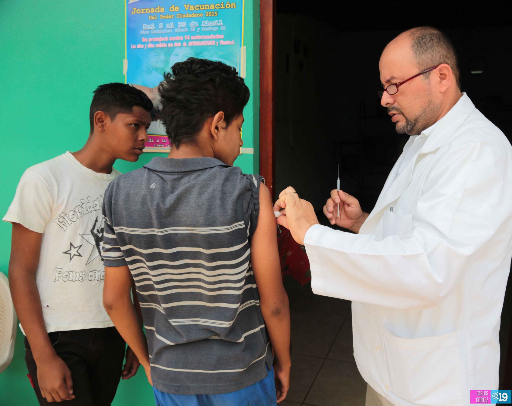 Familias asisten a días centrales de la vacunación