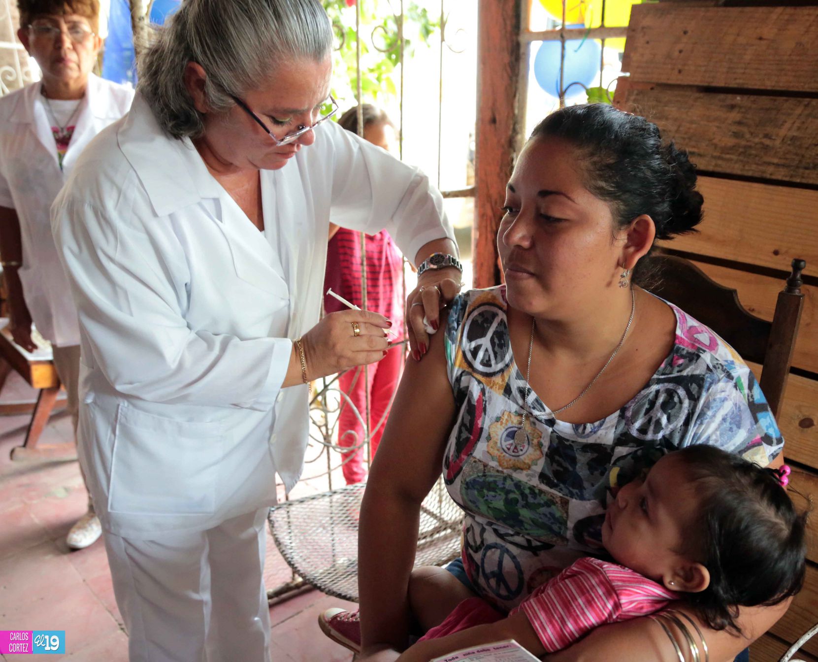 Familias asisten a días centrales de la vacunación