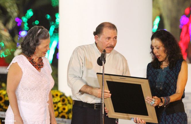 Daniel y Rosario rinden homenaje al Comandante Tomás Borge Martínez