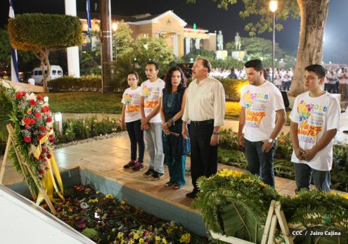 Daniel y Rosario rinden homenaje al Comandante Tomás Borge Martínez