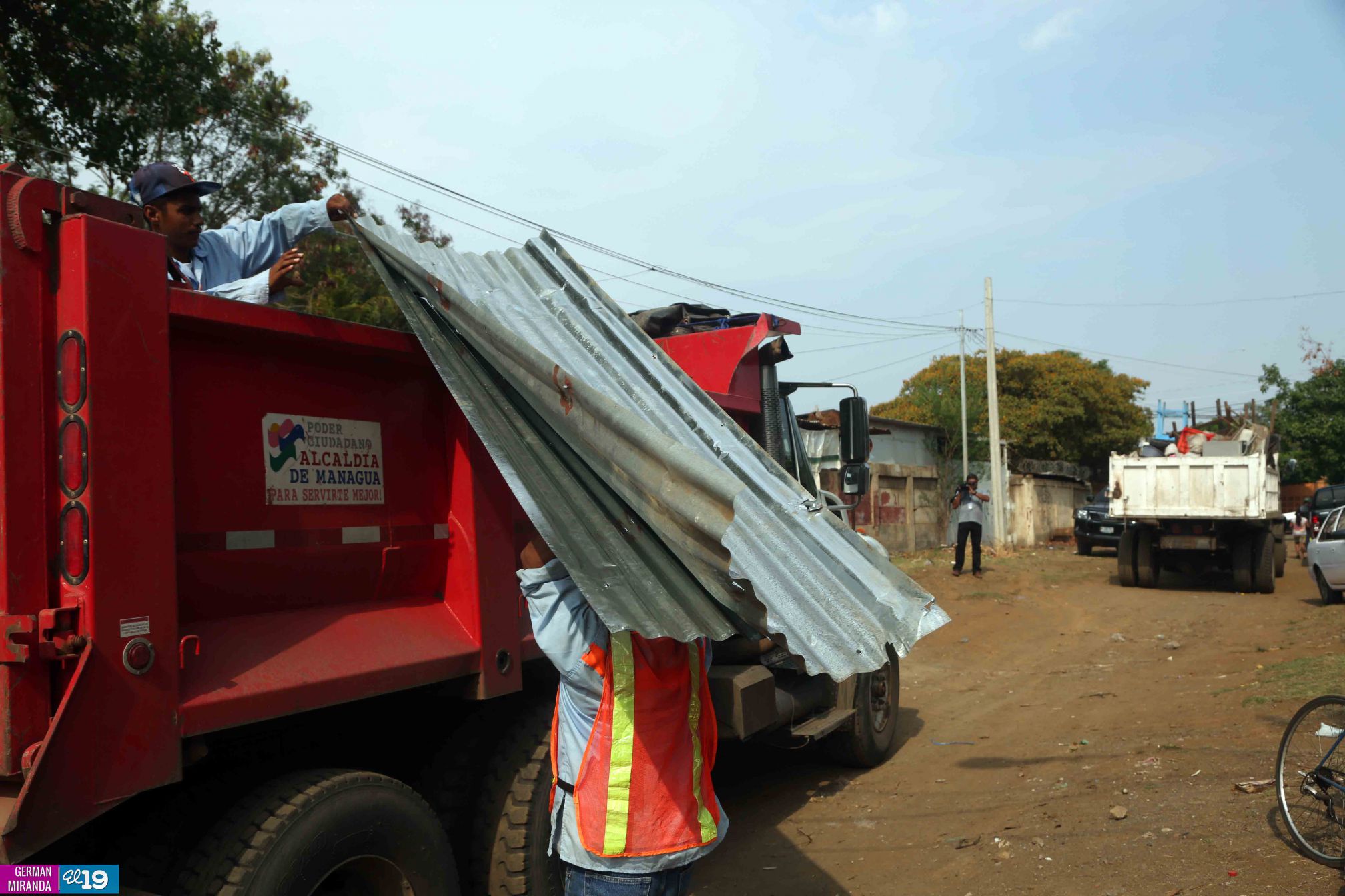 Alcaldía dialoga con familias para que accedan a ser evacuadas a lugares más seguros