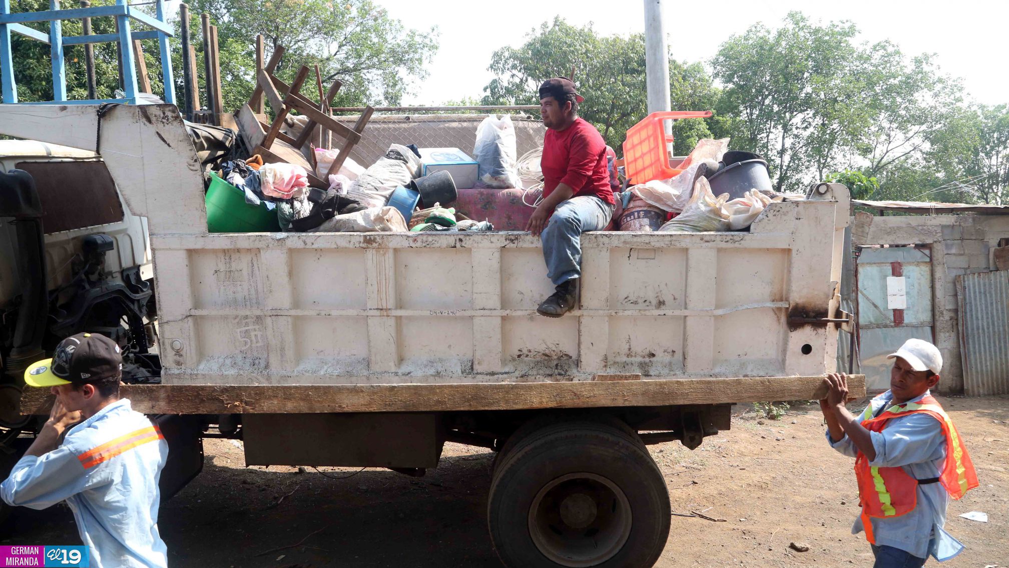Alcaldía dialoga con familias para que accedan a ser evacuadas a lugares más seguros