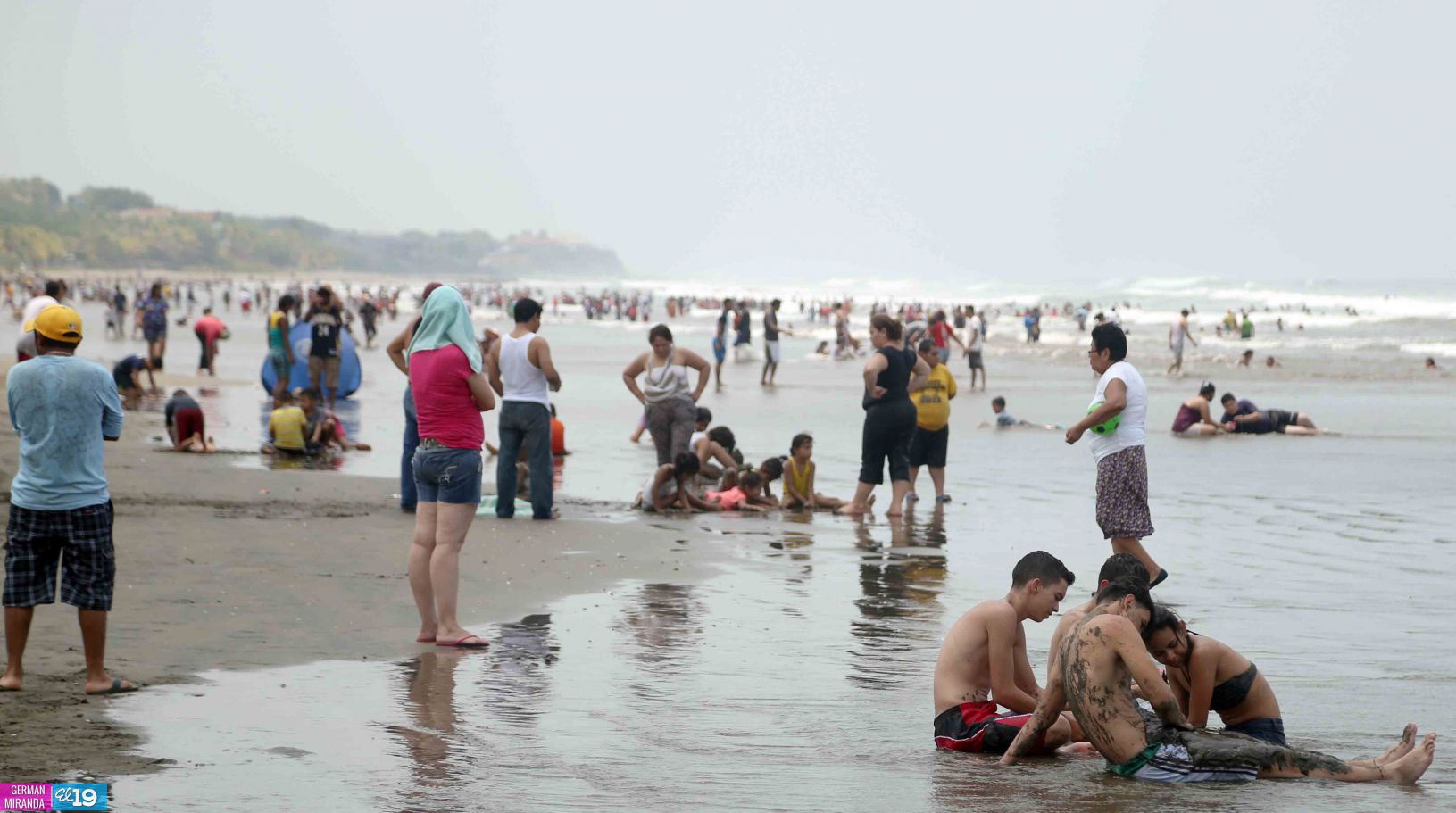 Familias nicaragüenses visitan playas en comienzo de fin de semana largo