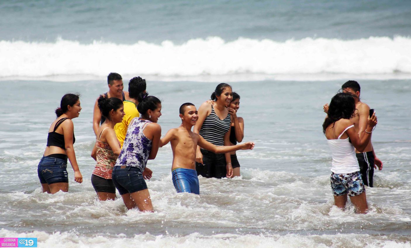 Familias nicaragüenses visitan playas en comienzo de fin de semana largo