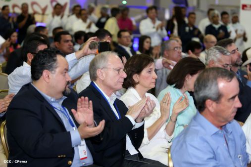 Presidente Daniel inaugura planta láctea del grupo Lala