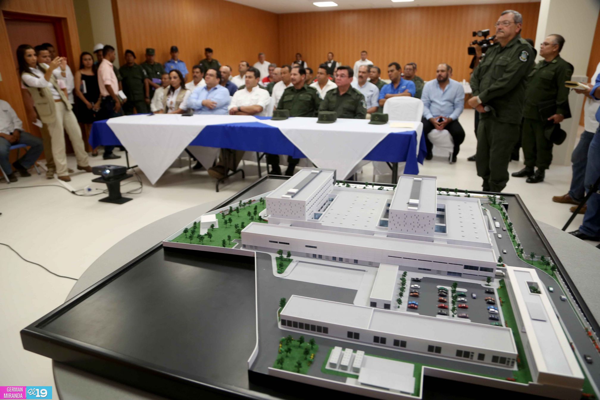 Presidente Juan Orlando Hernández Realiza recorrido por instalaciones del Nuevo Hospital Militar