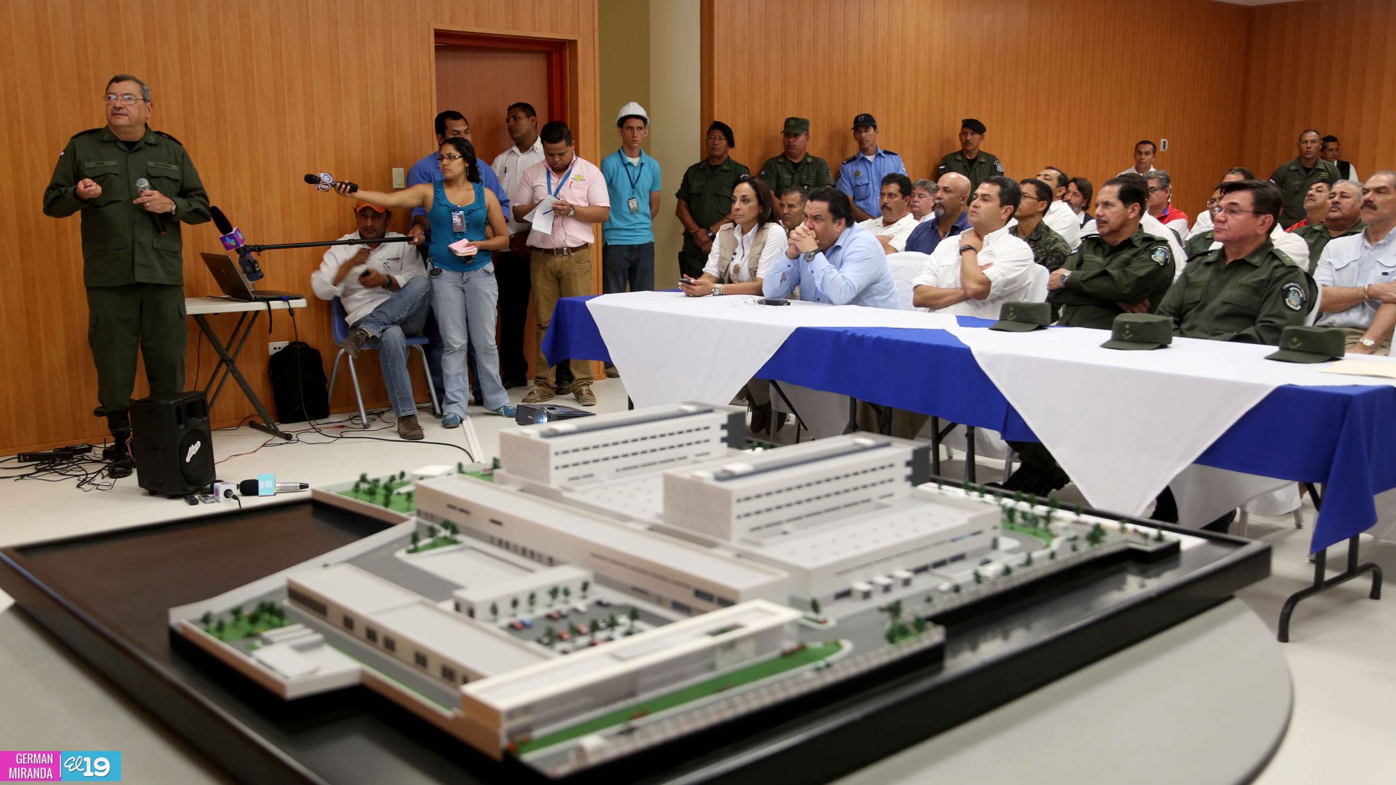 Presidente Juan Orlando Hernández Realiza recorrido por instalaciones del Nuevo Hospital Militar