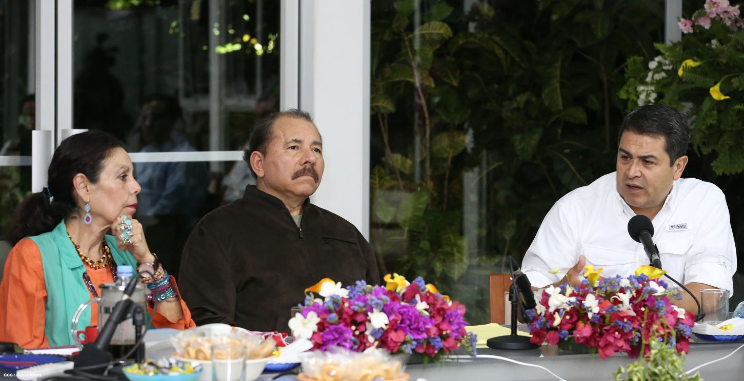 Daniel y Rosario se reúnen con presidente de Honduras