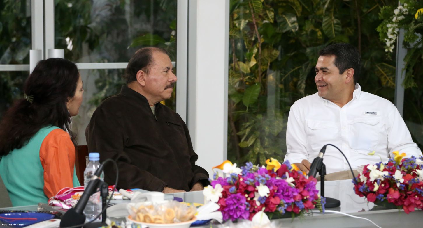 Daniel y Rosario se reúnen con presidente de Honduras