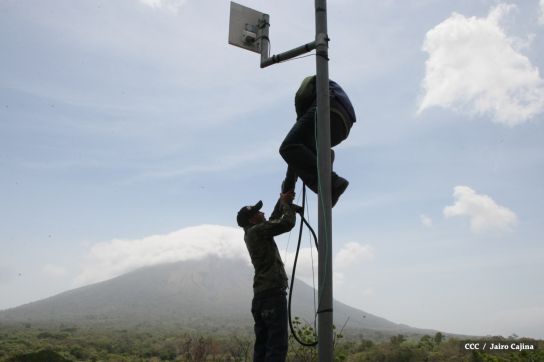 INETER da mantenimiento preventivo al Sistema de Alerta Temprana en el Volcán Concepción