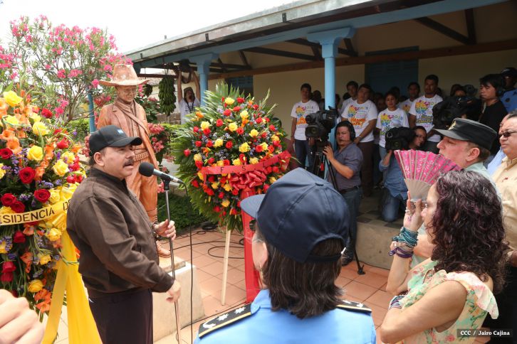 Daniel y Rosario conmemoran el 120 aniversario del natalicio de Sandino
