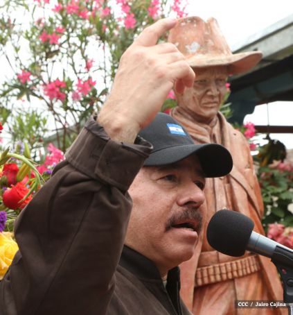 Daniel y Rosario conmemoran el 120 aniversario del natalicio de Sandino