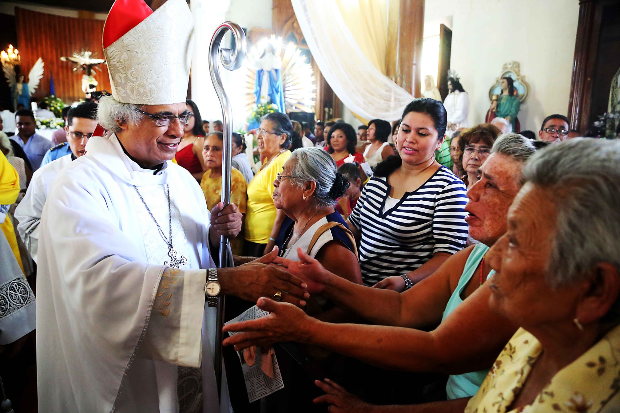 Cardenal Brenes celebra junto a familias masatepinas a la Santísima Trinidad