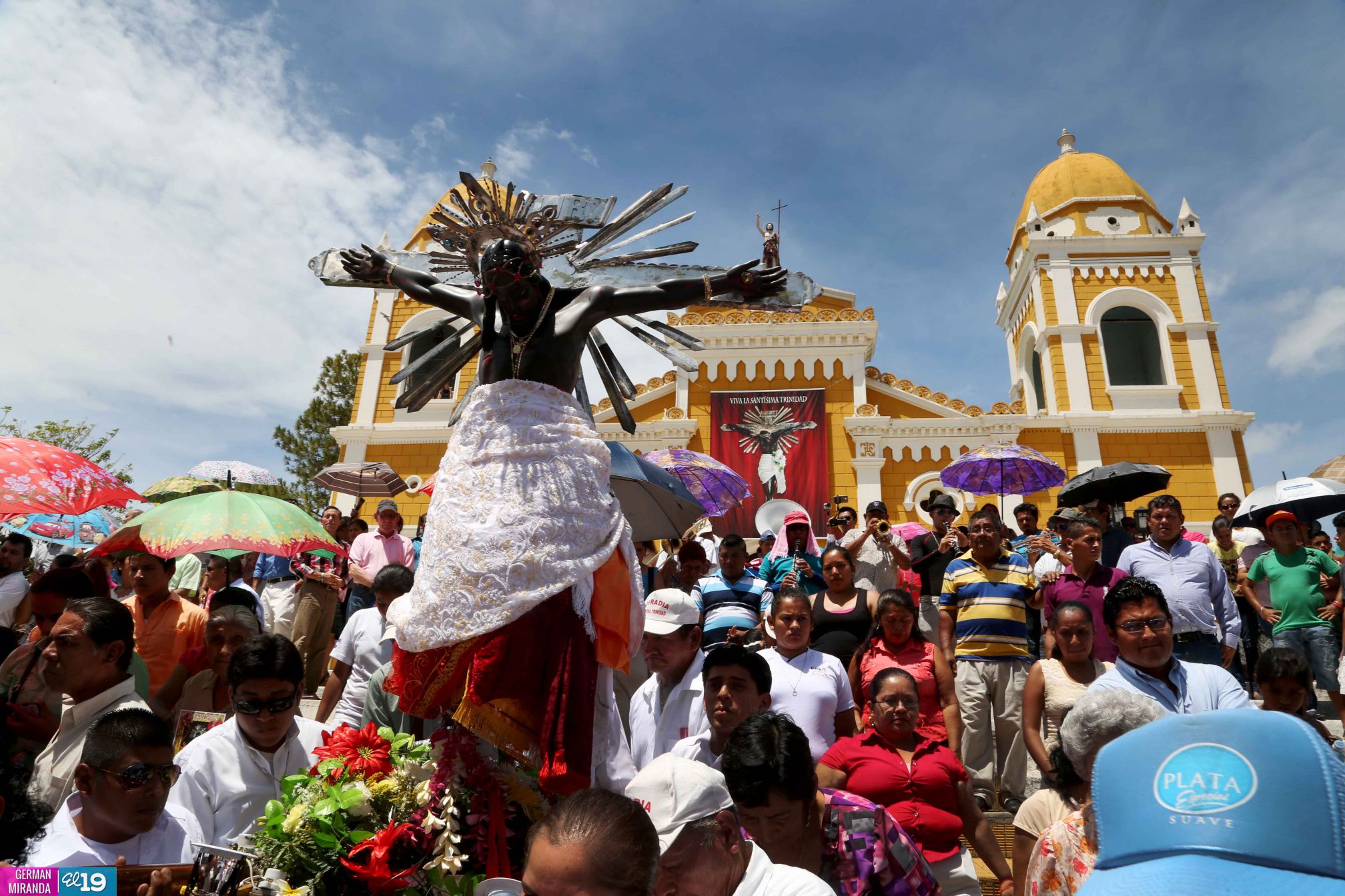 Cardenal Brenes celebra junto a familias masatepinas a la Santísima Trinidad