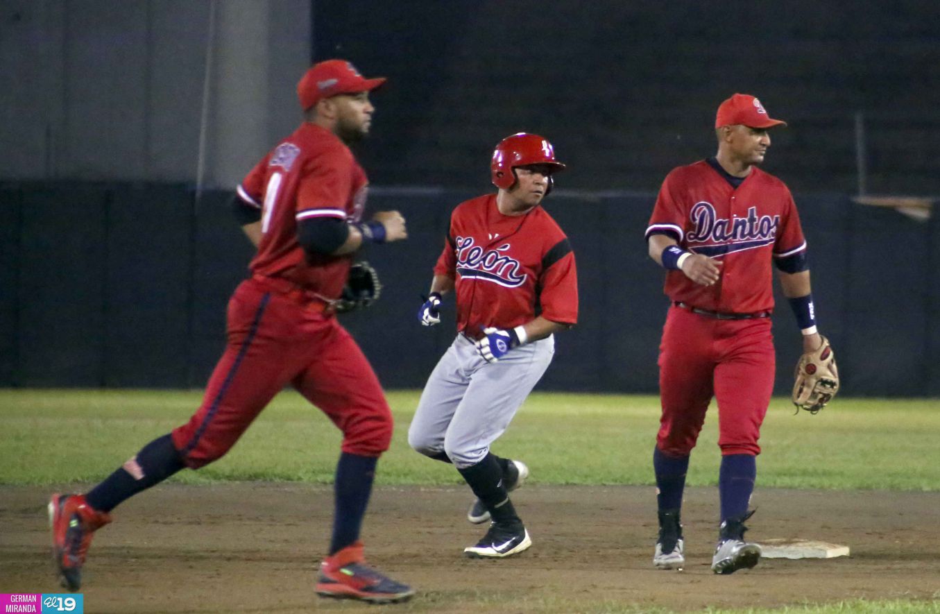 Leones eliminan a los Dantos y pasan a la final del Pomares