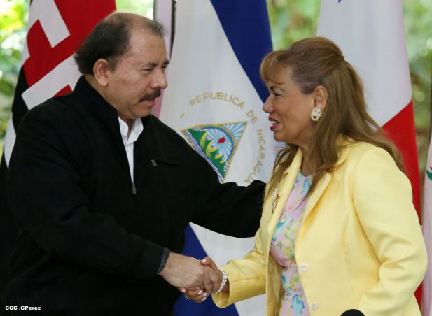 Daniel y Rosario recibe cartas credenciales de embajadores de Ecuador, Panamás, Honduras y Perú