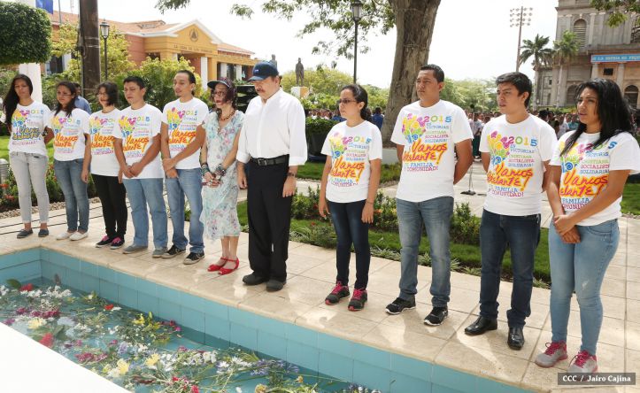 Daniel y Rosario conmemoran 79 aniversario del natalicio del Comandante Carlos Fonseca