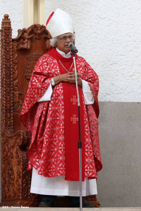 Familias católicas acompañan bajada de la Sangre de Cristo en Catedral Metropolitana