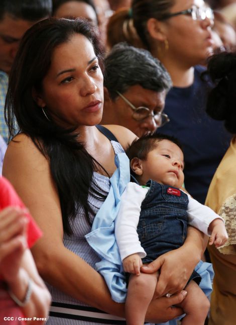 Familias católicas acompañan bajada de la Sangre de Cristo en Catedral Metropolitana