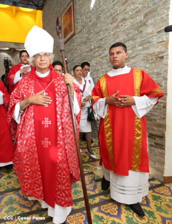 Familias católicas acompañan bajada de la Sangre de Cristo en Catedral Metropolitana