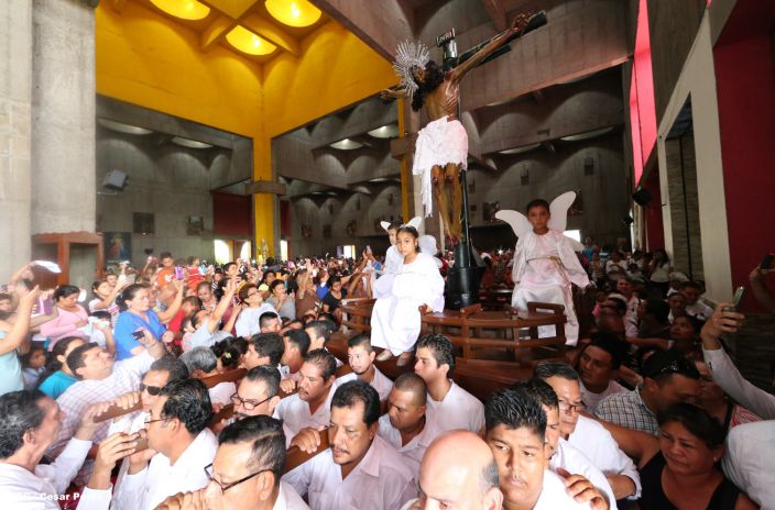 Familias católicas acompañan bajada de la Sangre de Cristo en Catedral Metropolitana