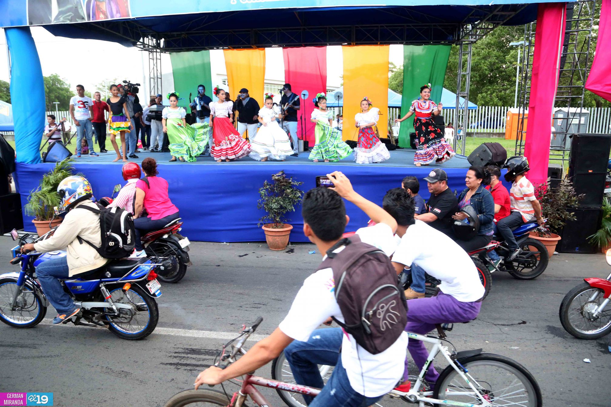 Arte, cultura y tradición en las tarimas del Repliegue 2015