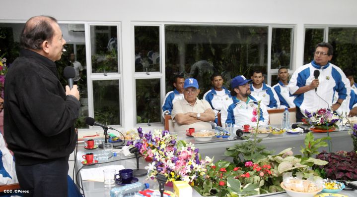 Presidente Daniel abandera a atletas nicaragüenses que participarán en los XVII Juegos Panamericanos