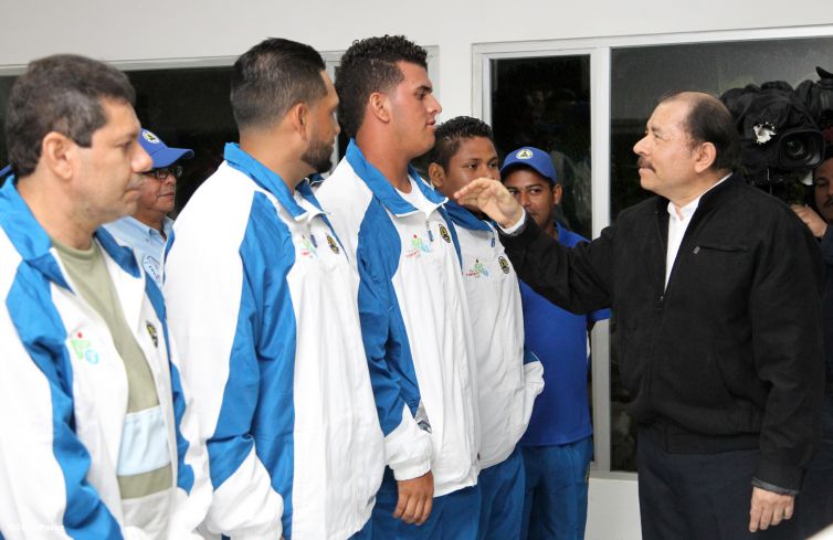 Presidente Daniel abandera a atletas nicaragüenses que participarán en los XVII Juegos Panamericanos