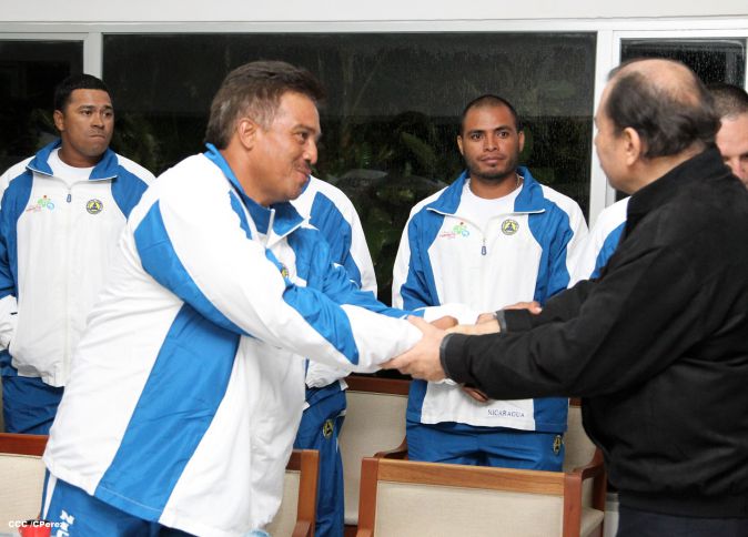 Presidente Daniel abandera a atletas nicaragüenses que participarán en los XVII Juegos Panamericanos
