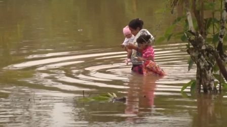 Atienden a familias afectadas por crecida del Río Escondido en El Rama