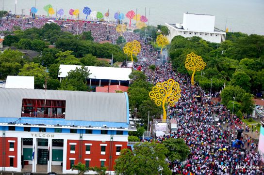 Plaza llena! Pueblo se desborda para celebrar el 36/19 en la Plaza La Fé