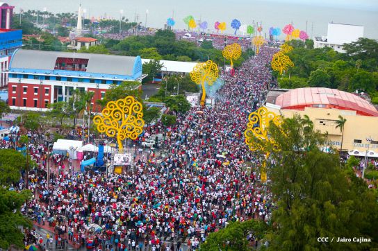 Plaza llena! Pueblo se desborda para celebrar el 36/19 en la Plaza La Fé