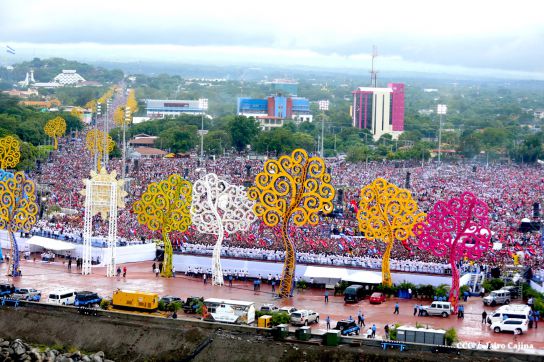 Plaza llena! Pueblo se desborda para celebrar el 36/19 en la Plaza La Fé