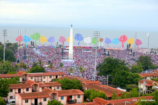 Plaza llena! Pueblo se desborda para celebrar el 36/19 en la Plaza La Fé