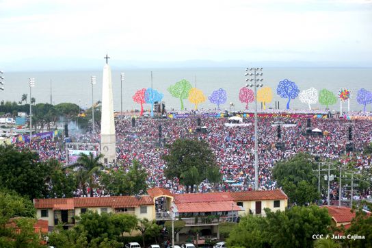 Plaza llena! Pueblo se desborda para celebrar el 36/19 en la Plaza La Fé