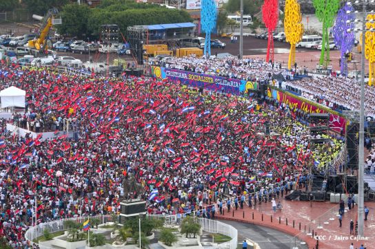 Plaza llena! Pueblo se desborda para celebrar el 36/19 en la Plaza La Fé