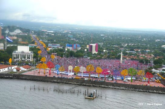 Plaza llena! Pueblo se desborda para celebrar el 36/19 en la Plaza La Fé