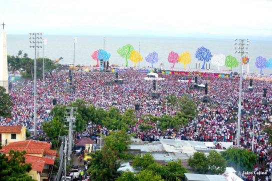 Plaza llena! Pueblo se desborda para celebrar el 36/19 en la Plaza La Fé
